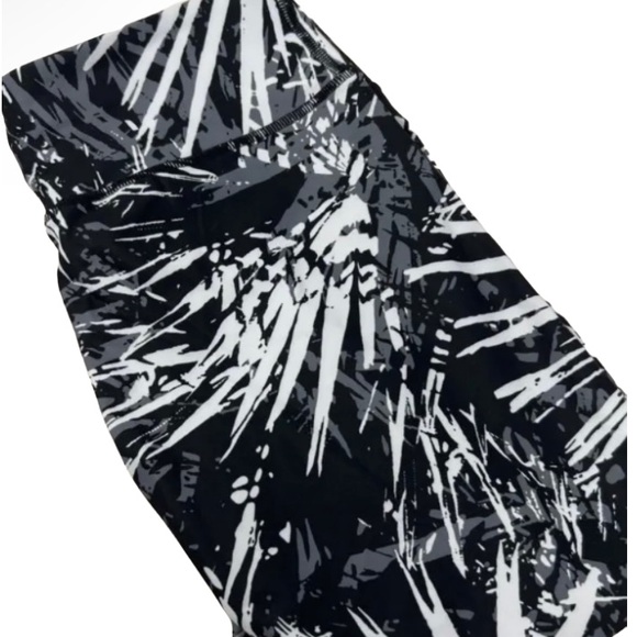 Fabletics Capri Small Black & White Women’s Salar Floral Legging NWT - Picture 3 of 5